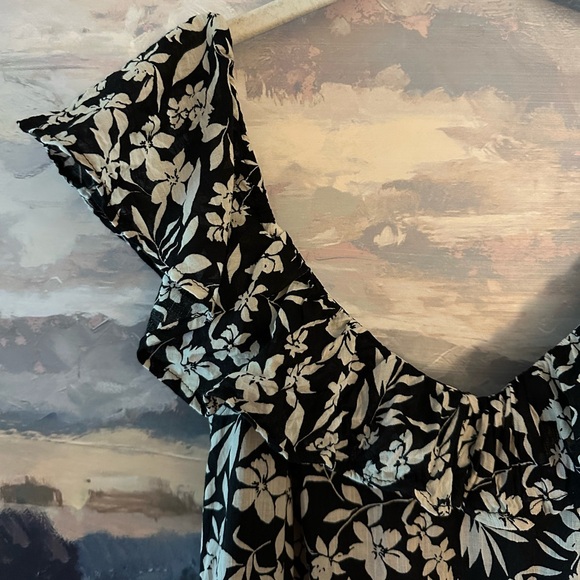 Old Navy Ruffled sundress - Picture 3 of 7